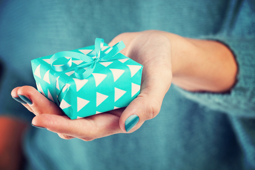 Gift Giving Etiquette for Workers During the Holidays